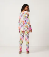 Pijama largo de poliéster con estampado de cuadros multicolores, puños ajustados de canalé, cuello redondo y bolsillo en el pecho.