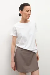 Remera blanca de manga corta y escote redondo, de corte recto y ajuste estándar.