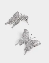 Aros pasantes plateados con forma de mariposa y strass incrustados.