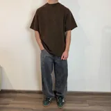 Remerón negro de corte oversize y tela pesada.