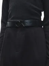 Cinturón negro de cuero sintético con hebilla metálica con el logo de Calvin Klein.
