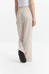 Pantalón palazzo con estampado geométrico en blanco y negro, cintura elastizada y corte fluido.