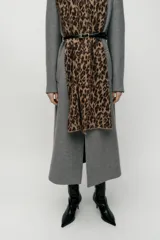 Bufanda rectangular de lana y alpaca con estampado de leopardo en tonos beige y marrón.
