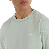 Camiseta de hombre New Balance color verde agua, de corte clásico y manga corta, con logo estampado en el pecho.
