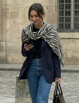 Pashmina o chal de poliéster con estampado de cebra en blanco y negro.