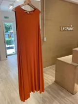 Vestido largo color naranja, sin mangas y de corte recto. Confeccionado en tejido de morley y viscosa.