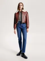 Pantalón jean azul de corte cónico, con talle alto y efecto desteñido.