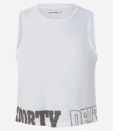 Musculosa deportiva corta (crop top) blanca, con cuello redondo y sisas amplias. Presenta un panel frontal de tela transparente/mesh sobre el busto y la palabra "SPORTY" estampada en color marrón en el bajo.