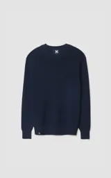 Sweater de tejido de punto color azul marino, con cuello redondo y manga larga. Presenta un pequeño logo bordado en la parte inferior izquierda.