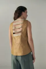 Musculosa color ocre, sin mangas, con escote redondo y corte recto.