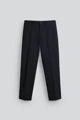 Pantalón de vestir negro, corte slim fit, confeccionado en tejido con 17% de lana. Cuenta con bolsillos frontales y traseros de vivo con botón. Cierre frontal con cremallera y botón.