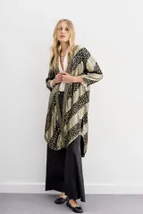 Kimono de viscosa con jacquard en lurex, calce recto y mangas largas. Presenta guarda bordada en el frente con apliques e interior en jacquard.