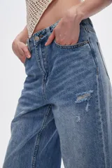 Pantalón de jean azul de tiro alto, corte recto y aberturas laterales en el ruedo.