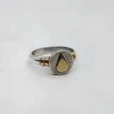 Anillo de plata 925 con detalles en oro 9k.