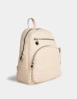Mochila color crema con estampado geométrico de cuadros, confeccionada en cuerina. Tiene asa corta de mano, correas regulables, doble bolsillo frontal con cierre (uno con dije de corazón) y pouch lateral extraíble con cierre y dije de corazón.