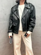 Sudadera color crema de corte holgado, con cuello redondo y mangas largas.