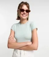Blusa blanca de poliamida con cuello redondo y mangas cortas.