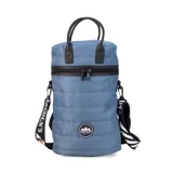 Matera estilo mochila color negro, confeccionada en nylon combinado con símil cuero. Cuenta con tapa con cierre metálico, bolsillo interno, asas y correa extensible.