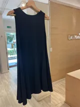 Vestido corto negro de morley y viscosa, con escote redondo y mangas sisa. Presenta un corte amplio y acampanado en la falda.