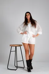 Conjunto de short y camisa color blanco.