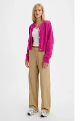 Pantalón color beige de corte ancho con tiro medio.