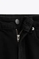 Pantalón de jean negro de tiro alto, corte skinny y cinco bolsillos.