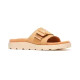 Sandalia color beige con plataforma y tira ancha con hebilla ajustable.