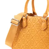 Cartera tote color suela con diseño rectangular en símil cuero y logotipo de XL Extra Large bordado en la parte frontal. Tiene acceso con cierre, un bolsillo interno con cierre, un bolsillo interno abierto, un bolsillo externo con cierre, correa regulable, herrajes plateados y un compartimiento. El interior está forrado en tela de algodón y poliéster.