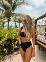 Parte de abajo de bikini de tiro alto tipo vedetina, confeccionada en tela dry fit con protección UV.