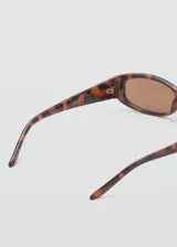 Gafas de sol con diseño rectangular y montura de pasta con efecto carey. Cuentan con protección UV total con filtro categoría 3 y están fabricadas con policarbonato reciclado.