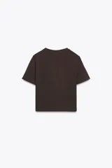 Camiseta de manga corta con cuello redondo, corte cropped y patrón de rayas horizontales en azul marino y blanco.