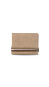 Billetera color beige de símil cuero lisa con galón elastizado marrón y blanco. Interior con doble repartición para billetes, visor y tarjeteros.