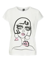Camiseta blanca de corte recto y manga corta, con estampado de una cara de mujer con maquillaje dramático y accesorios.
