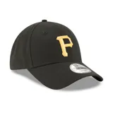 Gorro tipo 9FORTY de New Era, color negro, con visera curva y ajuste trasero. Presenta bordado frontal con la letra 'P' en amarillo con borde blanco, correspondiente a los Pittsburgh Pirates.