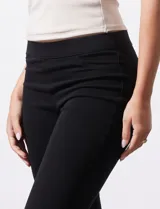 Jegging de denim azul con pretina elastizada, corte slim fit, bolsillos delanteros simulados y bolsillos traseros aplicados.