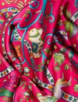 Bandana de satén estampado con diseño abstracto multicolor, marca Barrington.