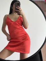 Vestido corto rojo de satén con breteles finos y escote en V.