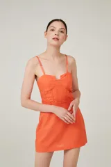 Vestido corto color naranja con breteles finos y corpiño con ballenas.