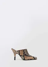 Zapato mule con estampado de piel de serpiente en tonos beige y negro, con punta cuadrada y tacón de aguja.