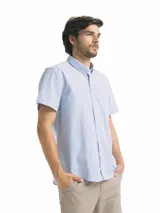 Camisa de hombre de manga corta con estampado a cuadros en tonos blanco, verde y marrón. Tiene cuello abotonado y bolsillo en el pecho.