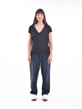 Remera negra de algodón con cuello en V y mangas cortas.