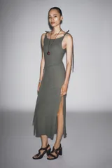 Vestido midi gris de algodón con escote recto, tirantes finos ajustables con lazos y cinturón lazado en la cintura.