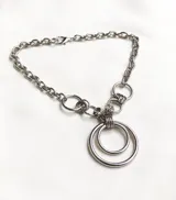 Collar de cadena en acero niquelado con aros entrelazados en diseño moderno.