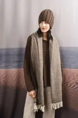 Gorro de lana tejido a mano en marrón y blanco. Accesorio unisex de tejido flexible que se adapta a todos los tamaños. Hecho 100% en Uruguay.