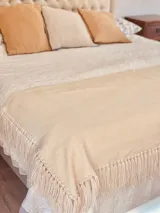 Manta de lana merino color crudo con flecos.