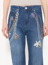 Pantalón de jean de corte recto y tiro medio, confeccionado en tejido liviano que combina algodón y lino. Estampa exclusiva que simula cadenas y charms.
