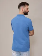 Remera polo color beige, de piqué de algodón, con cuello clásico y tapeta de dos botones.