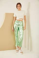 Pantalón de corte recto color verde claro metalizado.