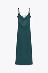 Vestido largo negro de escote fluido y tirantes finos ajustables.