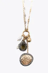 Set de tres collares de diferentes largos, con cadenas doradas y plateadas, cordón de cuero marrón y dijes de monedas, corazones, perlas y cuentas de cristal.